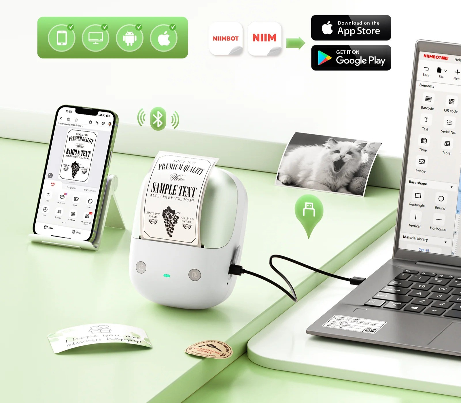 Mini etichettatrice su una scrivania con smartphone, laptop, etichette stampate e icone di app store.