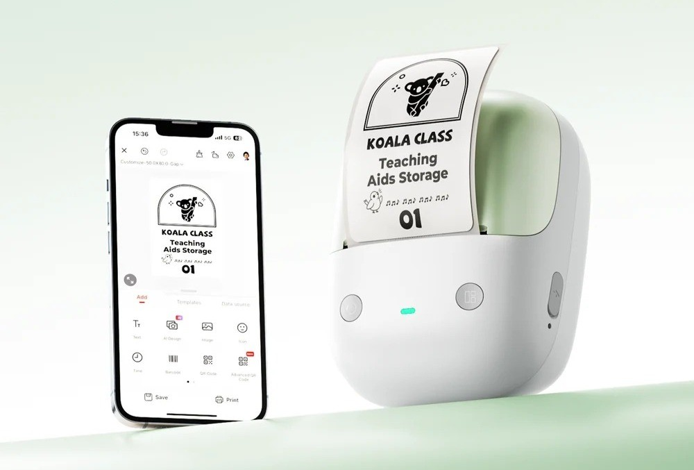 Uno smartphone che mostra un'app accanto a una piccola etichettatrice bianca con un adesivo di koala.