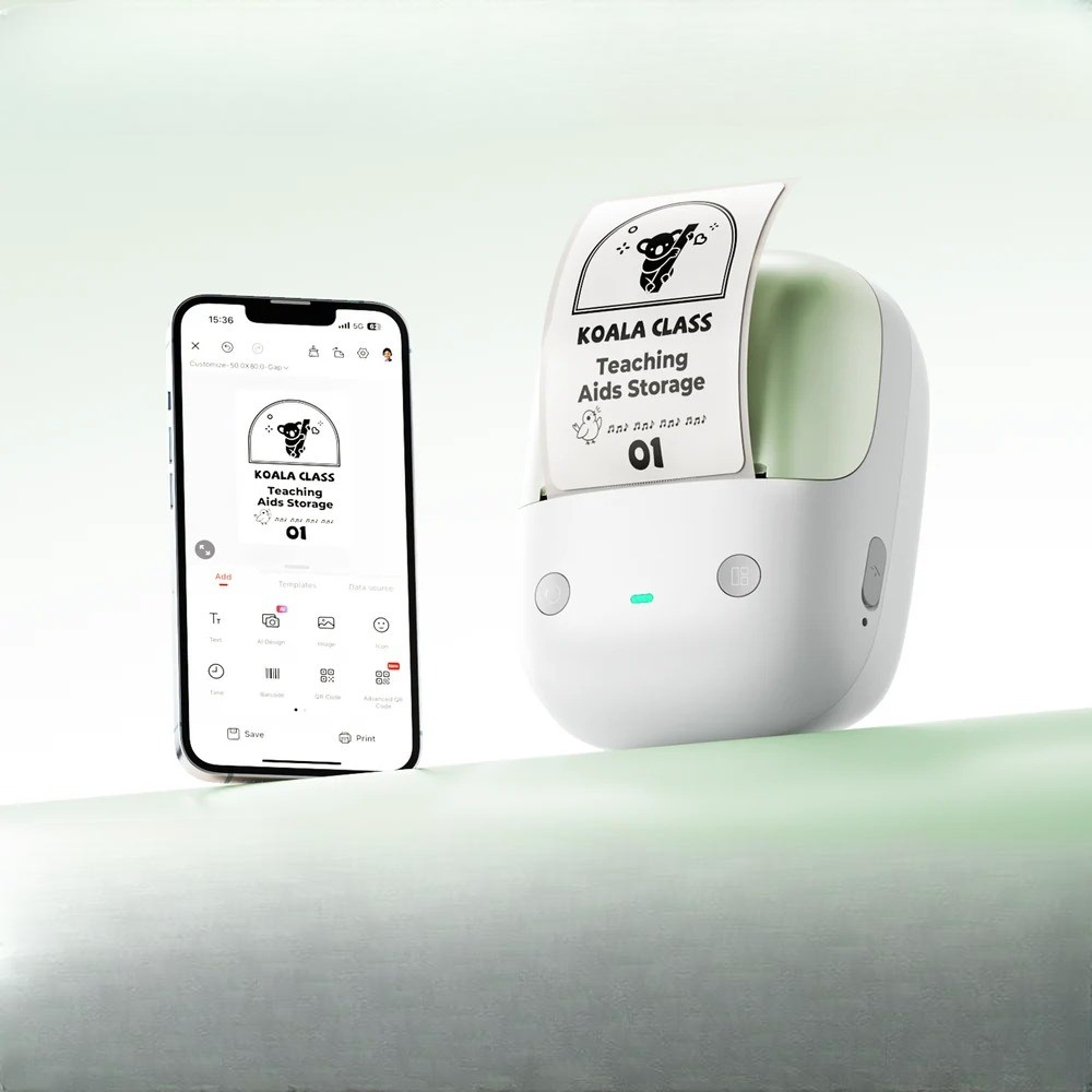Una mini stampante bianca stampa un'etichetta con un koala, accanto a uno smartphone con l'applicazione.
