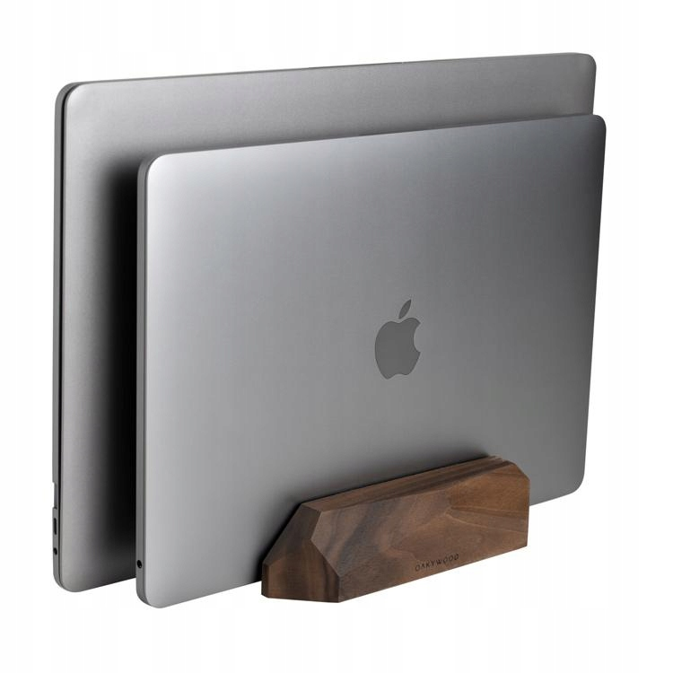 Dwa szare laptopy stoją pionowo w drewnianym stojaku na białym tle.