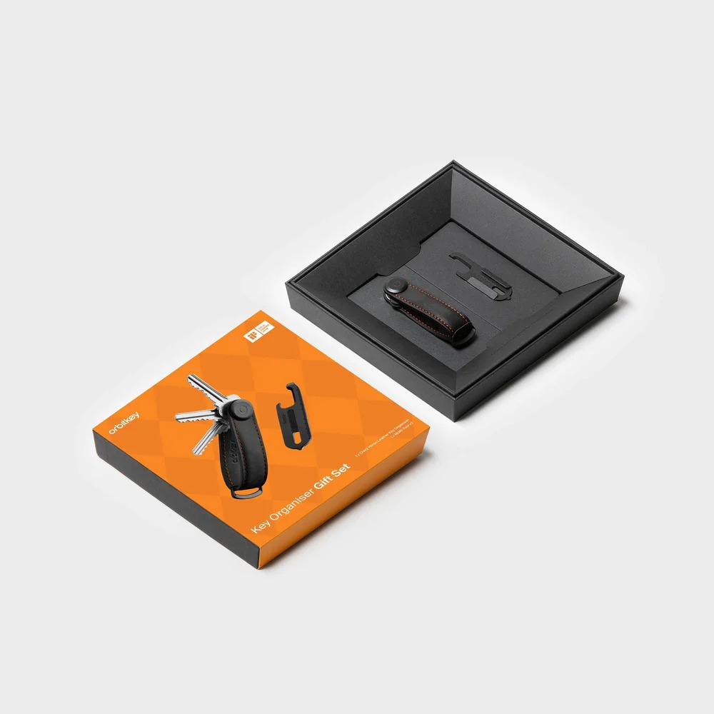 Zestaw prezentowy Orbitkey Key Organiser w pomarańczowym pudełku z otwartym czarnym etui.
