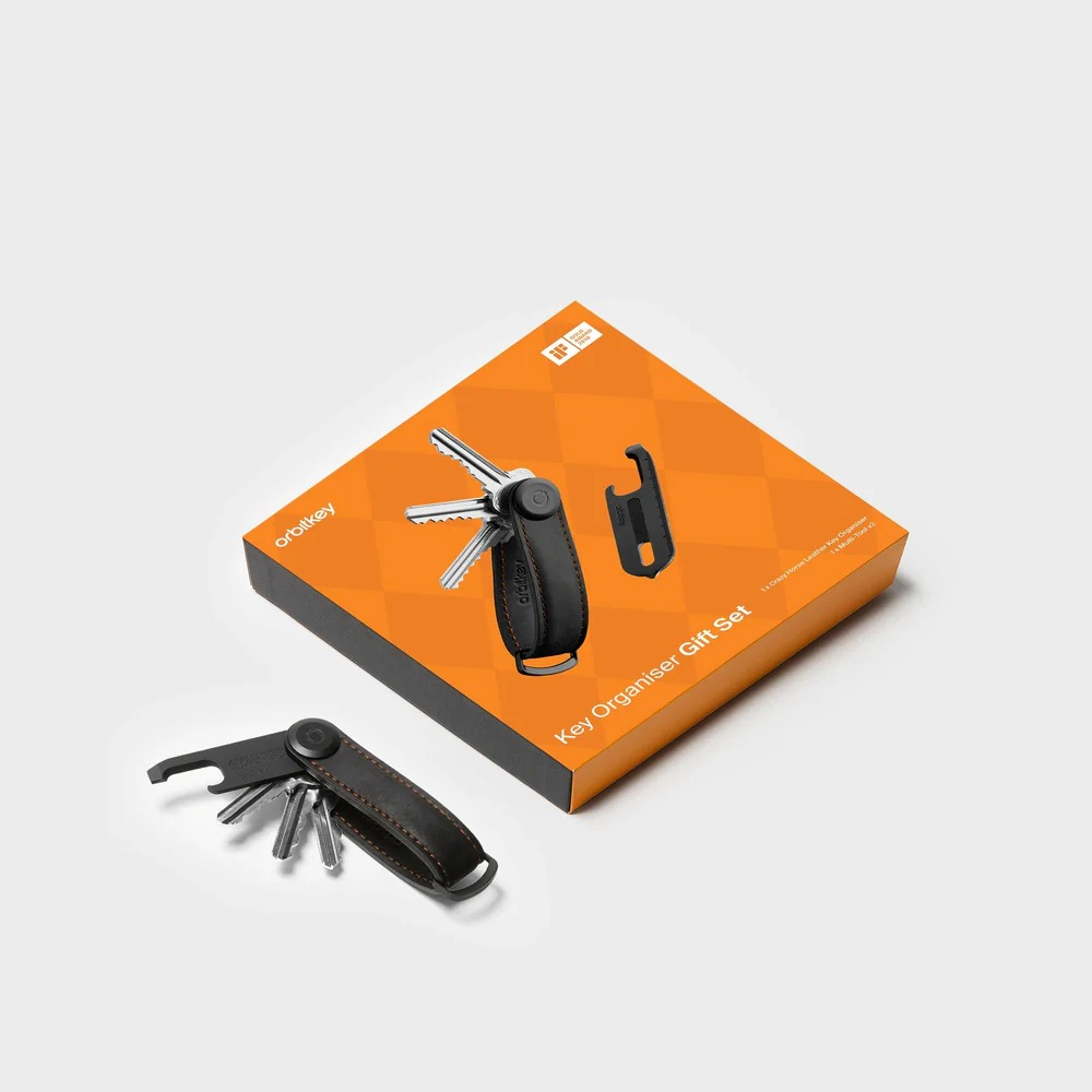 Skórzany zestaw prezentowy na klucze Orbitkey z czarnym uchwytem, kluczami i narzędziem.