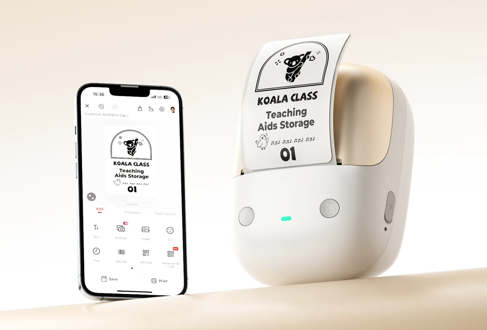 Una stampante per etichette bianca stampa un'etichetta con Koala Class, accanto c'è uno smartphone con app.