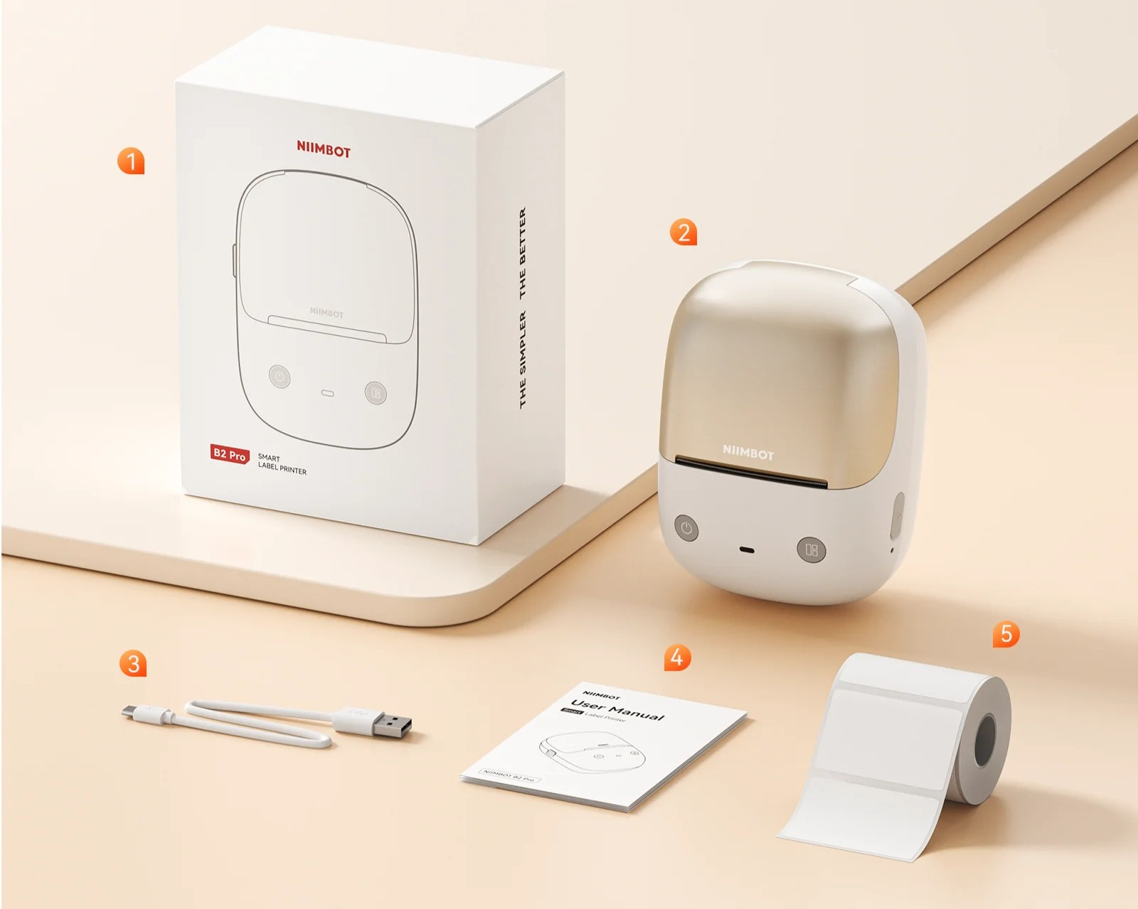 Stampante per etichette Niimbot B2 Pro con scatola, cavo USB, manuale e rotolo di etichette su sfondo beige.