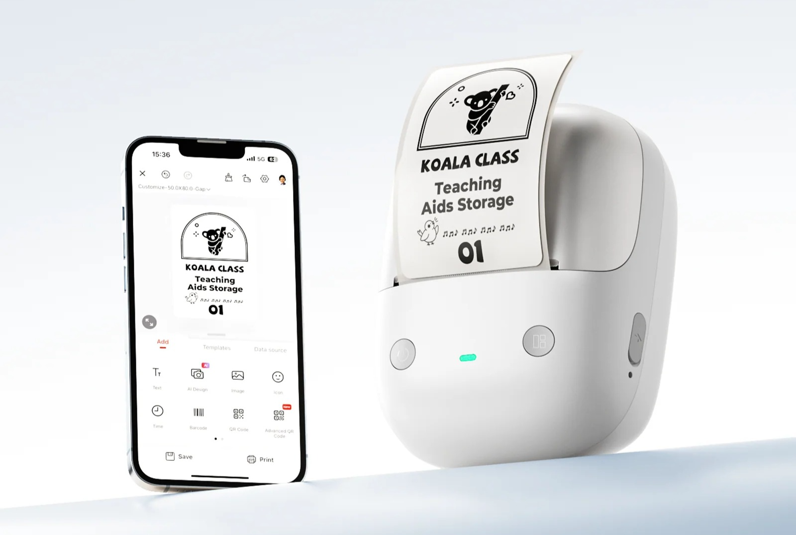 Una mini stampante bianca stampa un'etichetta con la scritta "KOALA CLASS", accanto a uno smartphone.