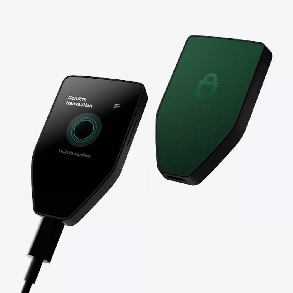 Due wallet hardware crypto neri su sfondo bianco, uno con cavo di ricarica e display di testo.