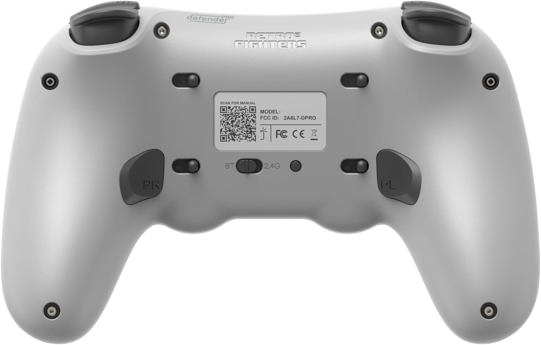 Widok z tyłu szarego kontrolera Retro Fighters Defender Pro z dodatkowymi przyciskami i etykietą.