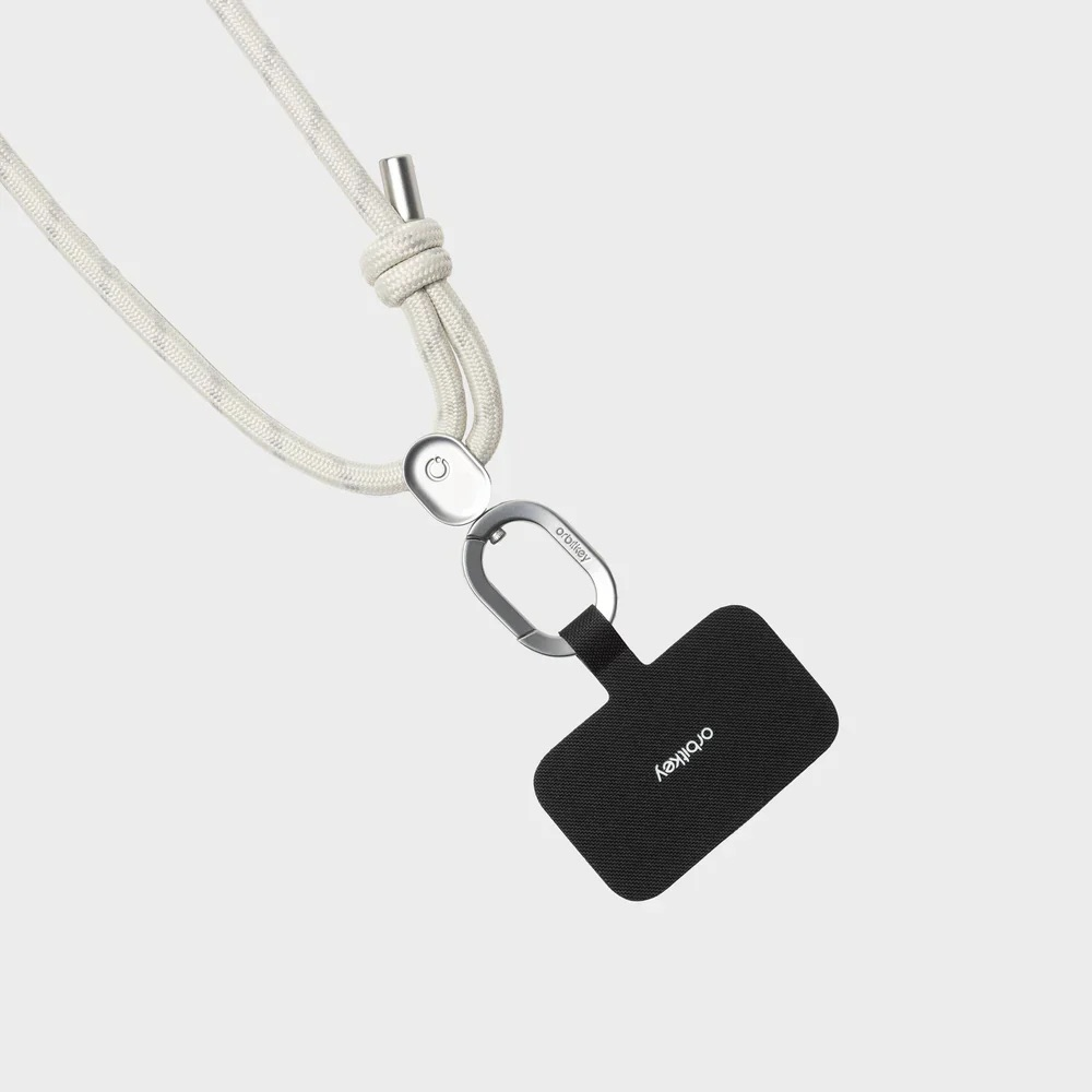 Czarny pasek do telefonu Orbitkey ze srebrnym zapięciem i jasnym sznurkiem na białym tle.