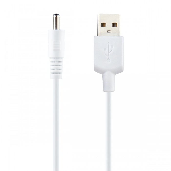 Biały kabel ładujący ze złączem USB po prawej stronie i cylindryczną wtyczką DC po lewej na białym tle.