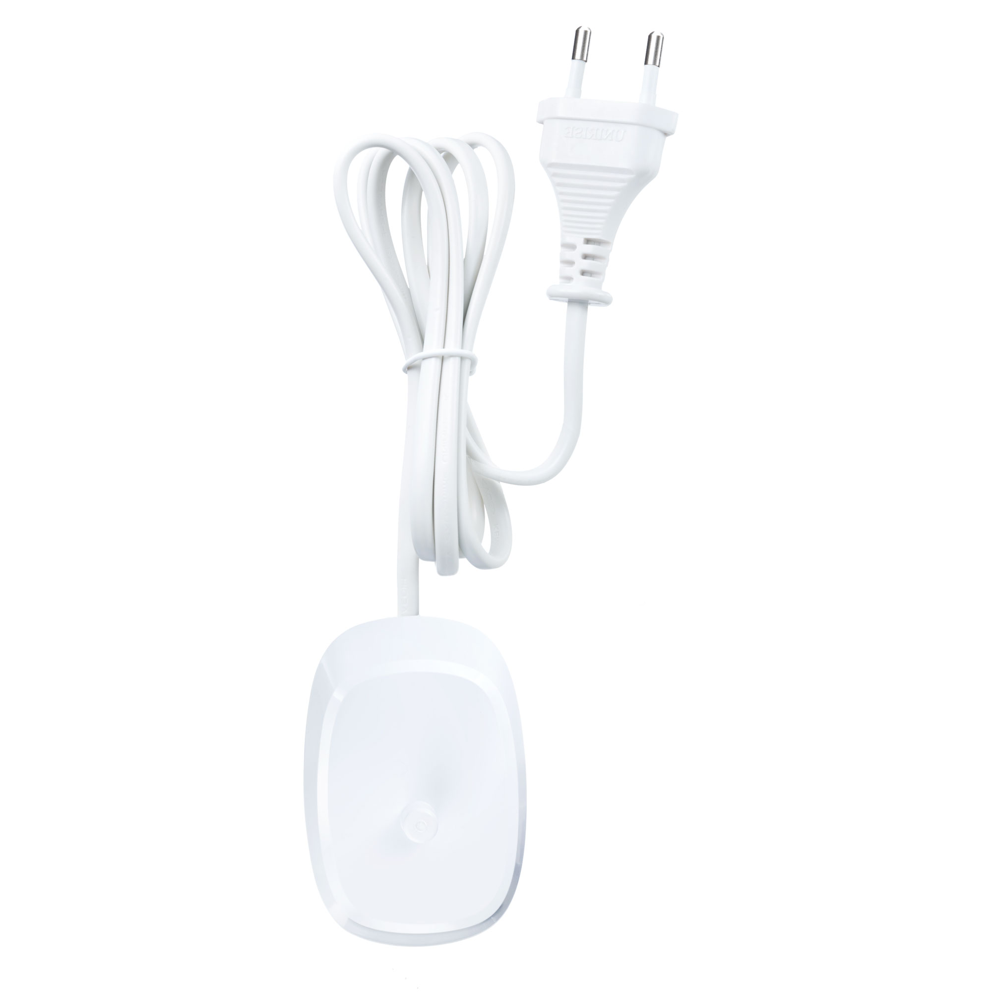 Biały kabel ładujący z dołączoną wtyczką i owalną stacją ładującą, na białym tle.