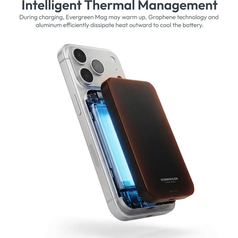 Ein silbernes Smartphone zeigt im Inneren eine blau leuchtende Batterie und eine braune Powerbank.