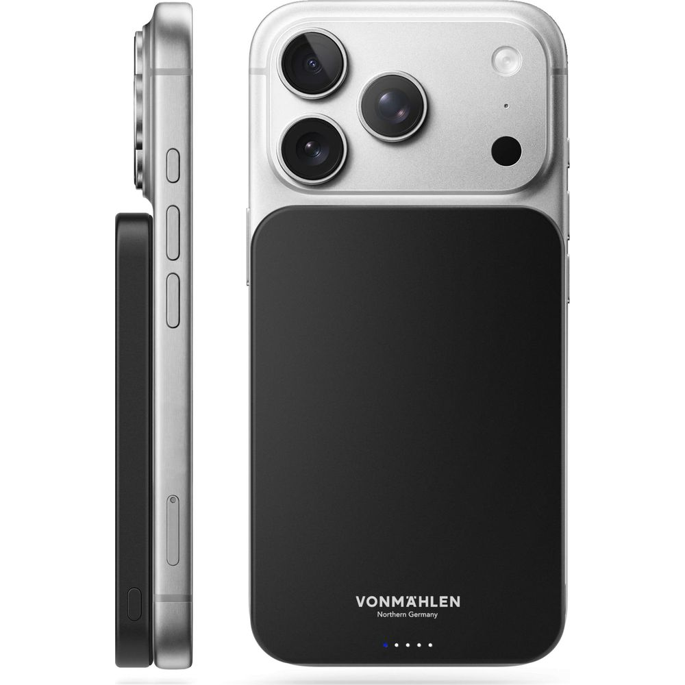 Silbernes Smartphone mit dreifacher Kamera und schwarzem magnetischem Akku.
