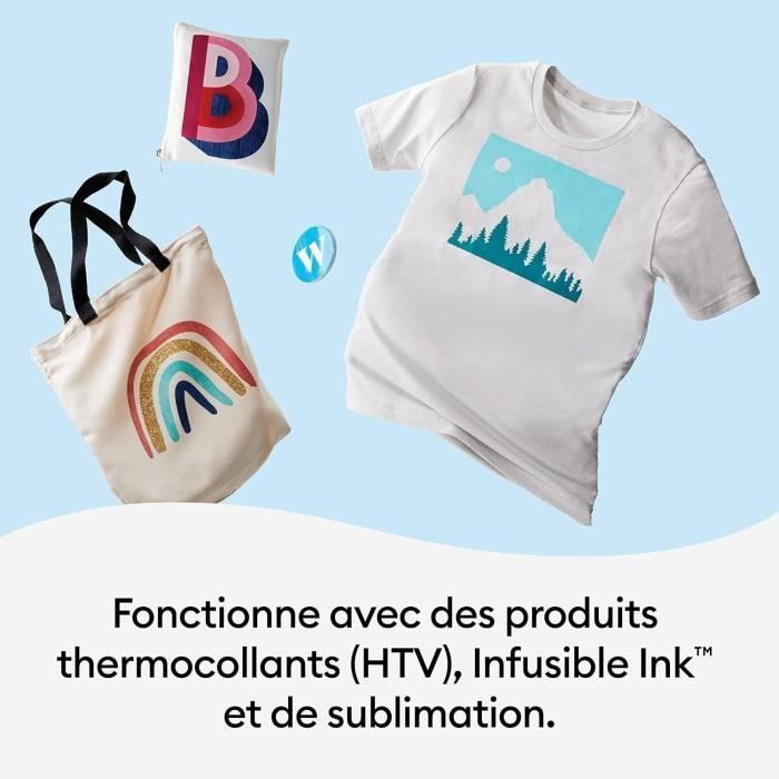 Ein weißes T-Shirt, eine Tragetasche und ein kleine Tasche mit bunten Bügelmotiven vor blauem Hintergrund.