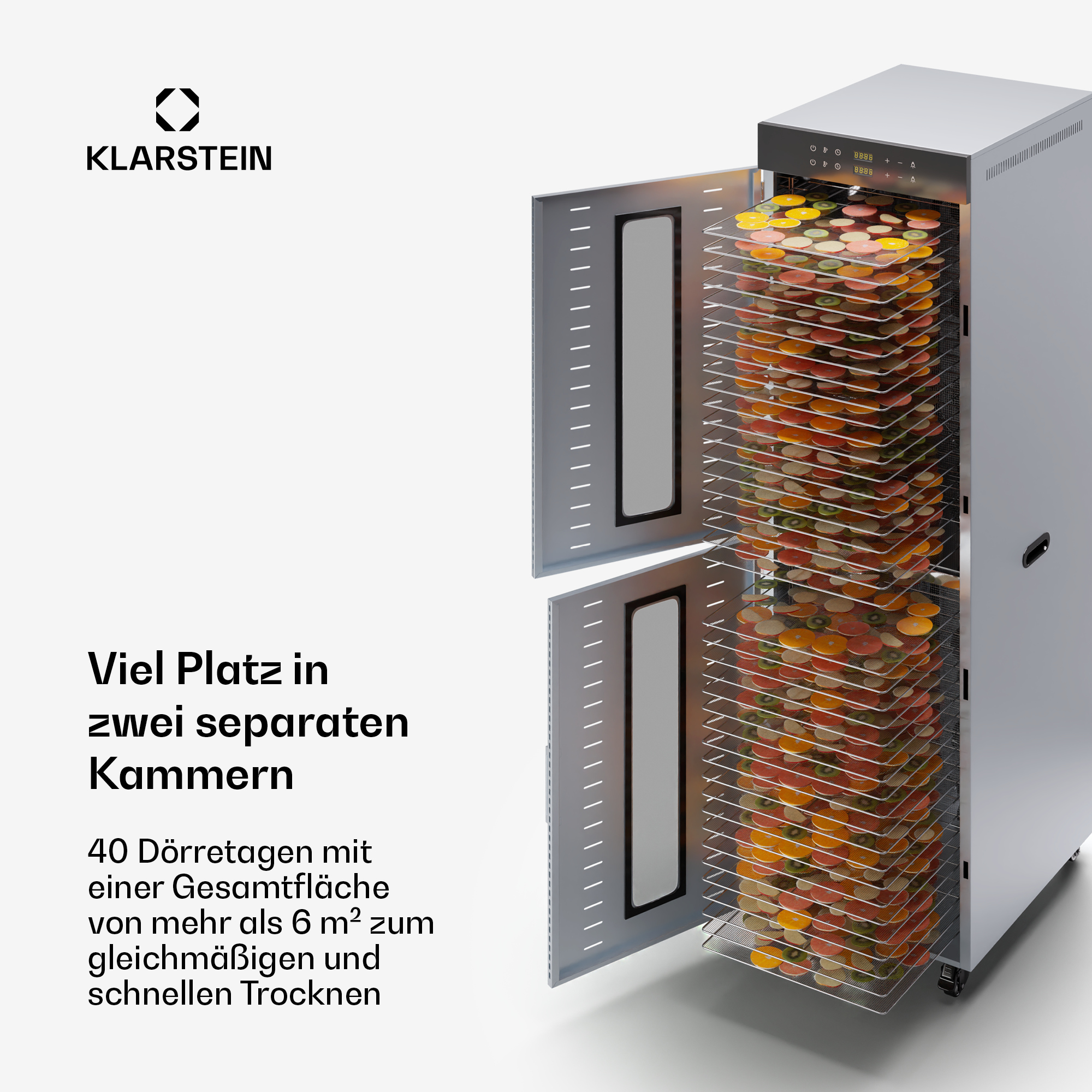 Edelstahl-Dörrautomat mit geöffneten Türen und vielen mit Obstscheiben gefüllten Gittern.