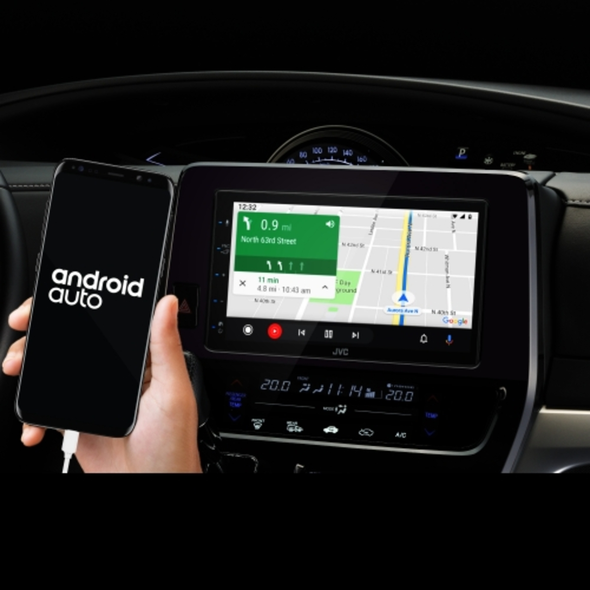 Handy mit Android Auto neben dem Infotainment-Bildschirm im Auto.