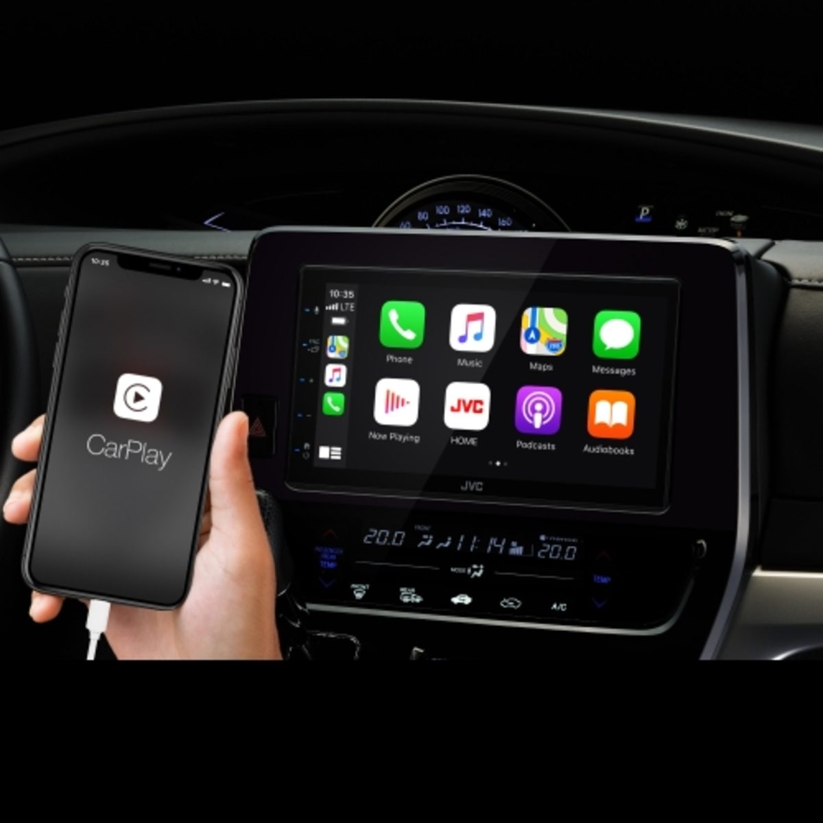 Ein Smartphone mit CarPlay wird vor ein Auto-Infotainmentsystem gehalten.