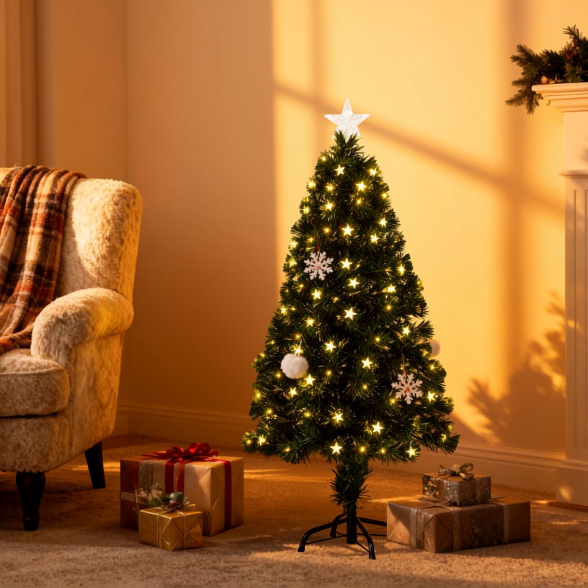 Un sapin de Noël illuminé se trouve dans le salon à côté de cadeaux et d'un fauteuil.