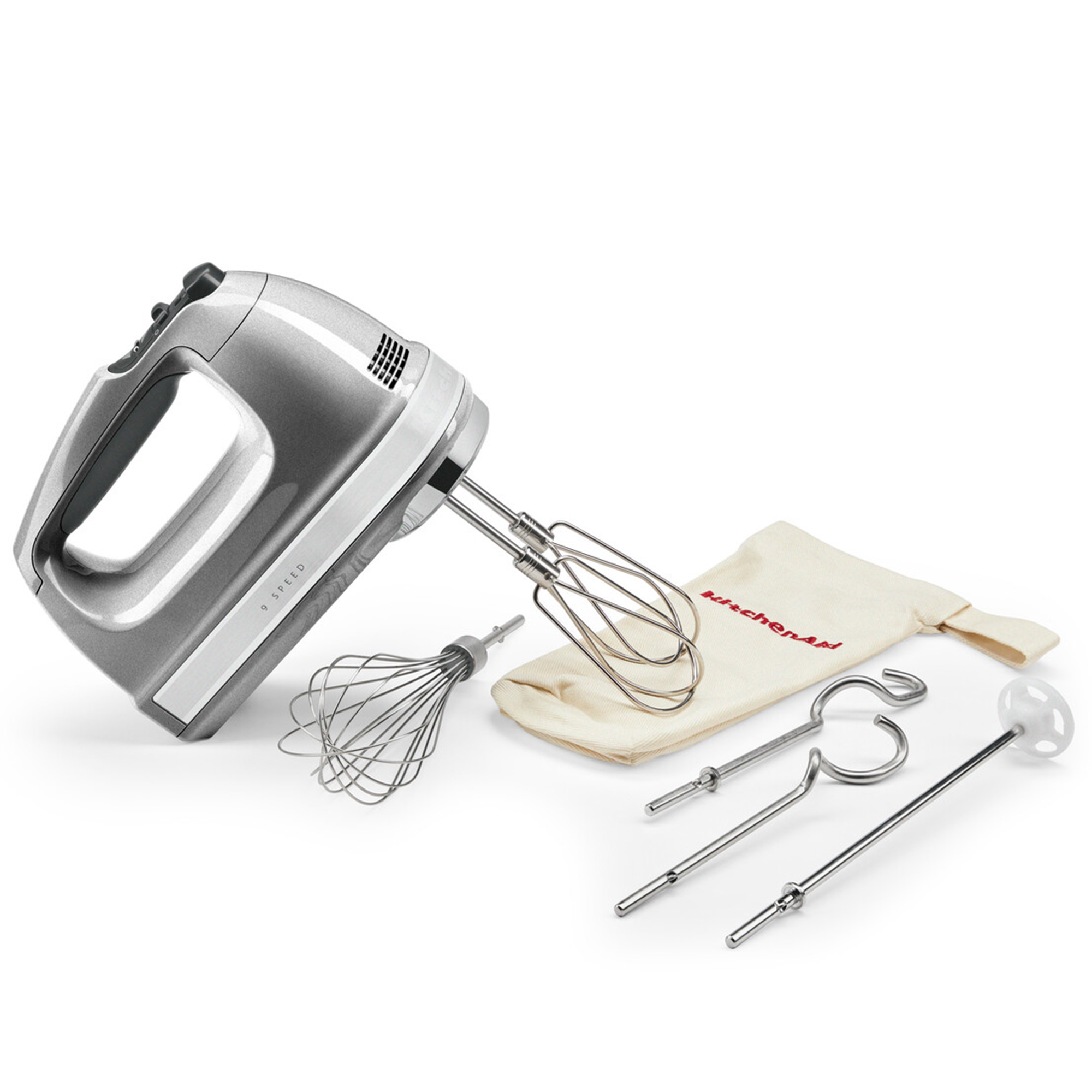 Ein silberner Handmixer mit Aufsätzen und Aufbewahrungstasche vor weißem Hintergrund.