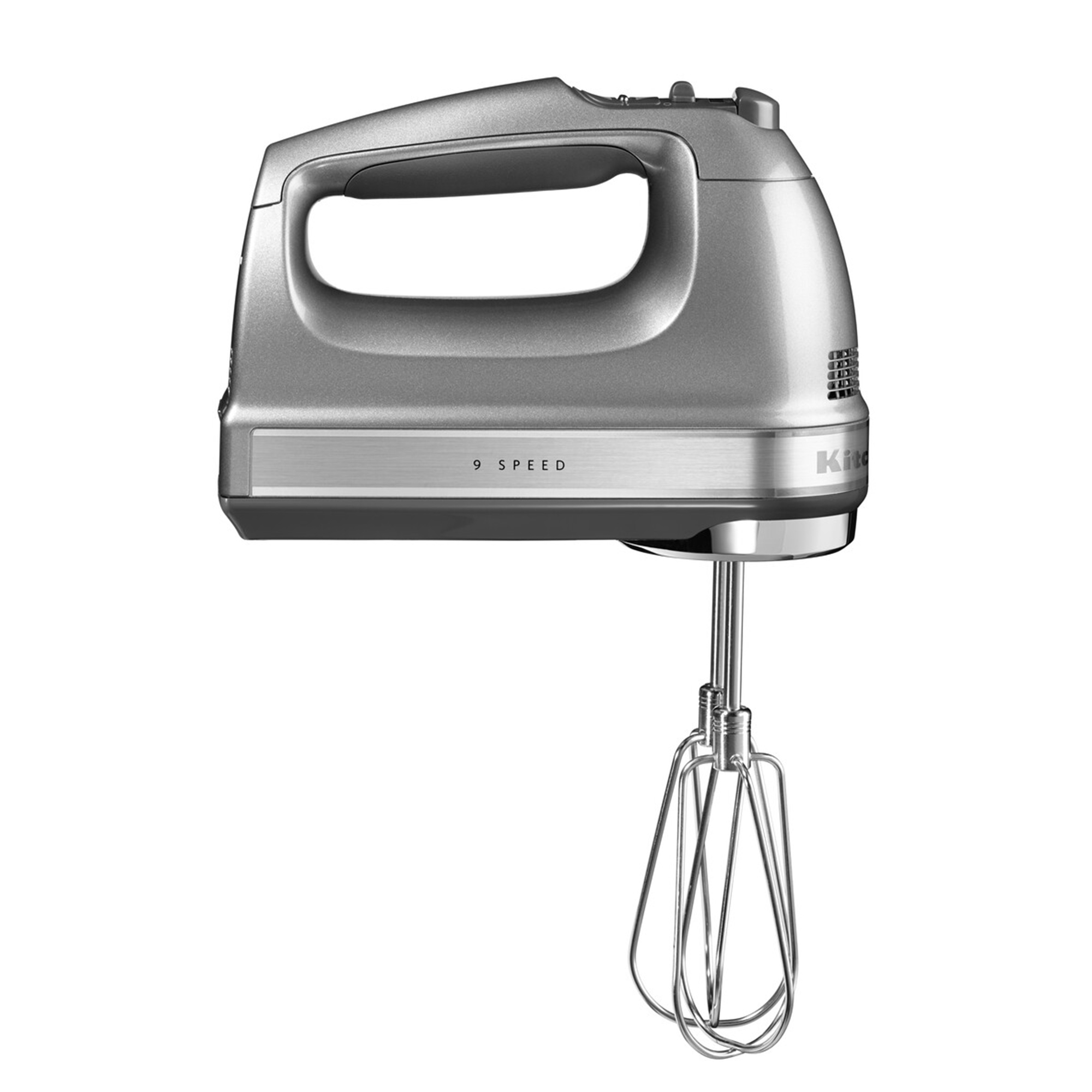 Ein silberner Handmixer mit Stabmixaufsatz auf weißem Hintergrund.