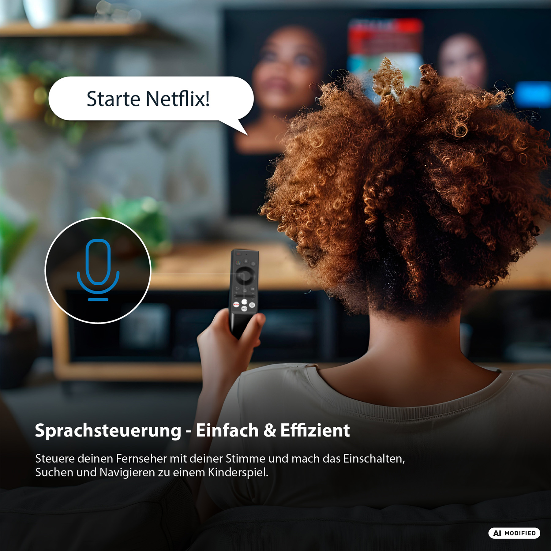 Person hält eine Fernbedienung, während auf einem Bildschirm die Sprachsteuerung für Netflix gezeigt wird.