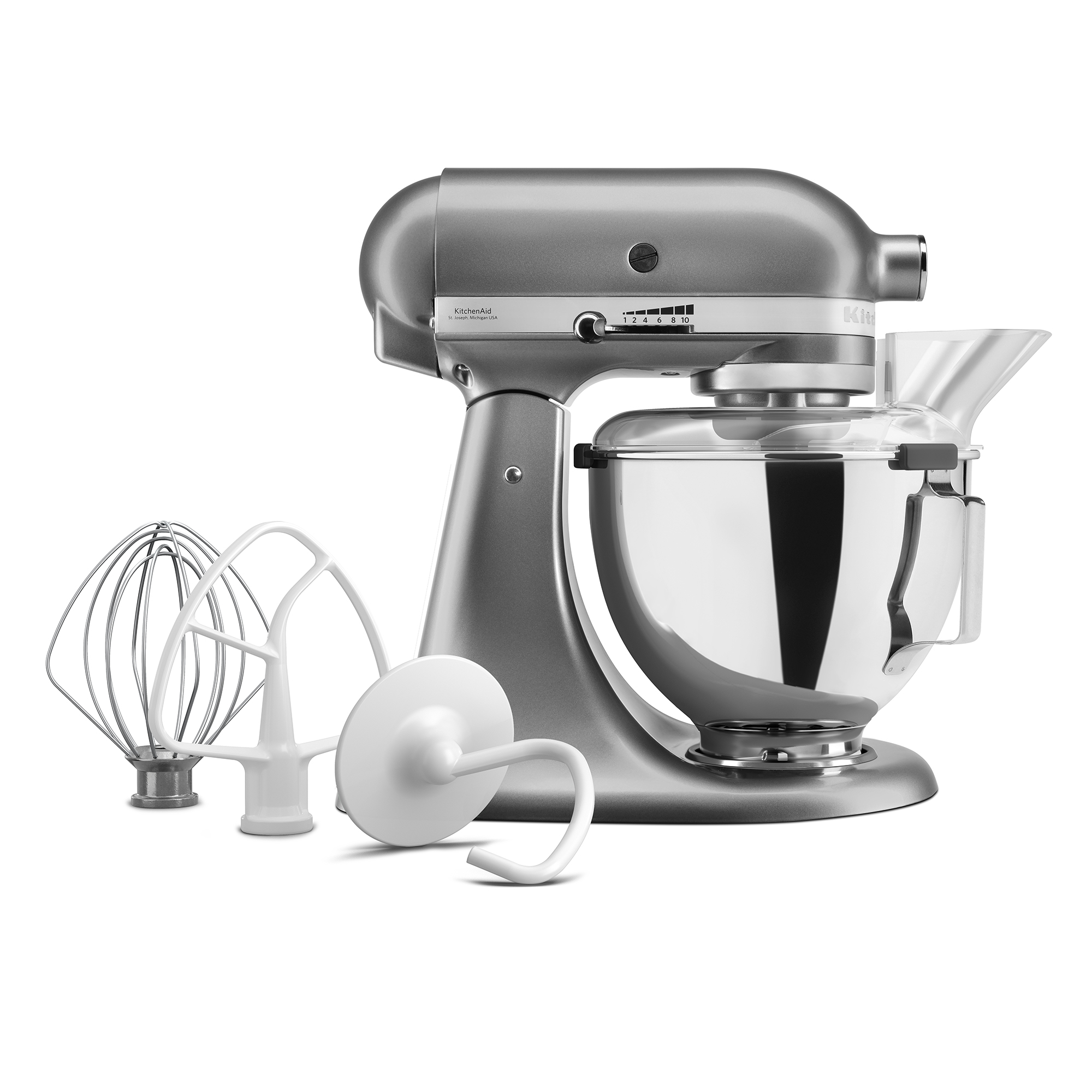 Eine silberne KitchenAid-Küchenmaschine mit Glasschüssel und drei Aufsätzen auf weißem Hintergrund.