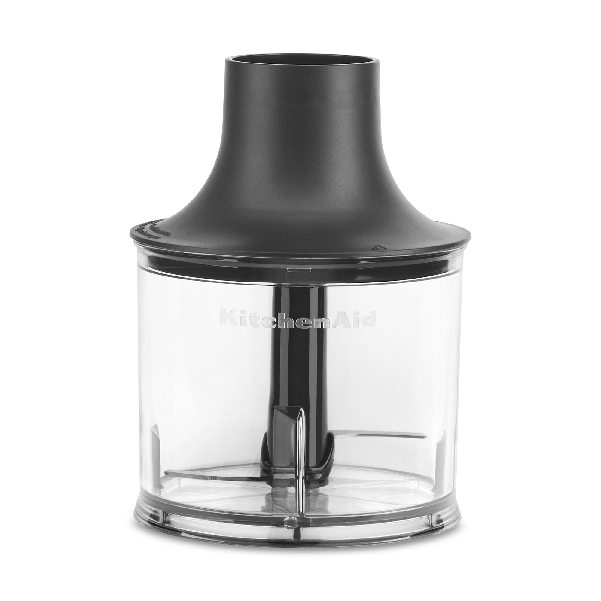 Przezroczysta maszynka KitchenAid z czarną pokrywką i metalowymi ostrzami na białym tle.