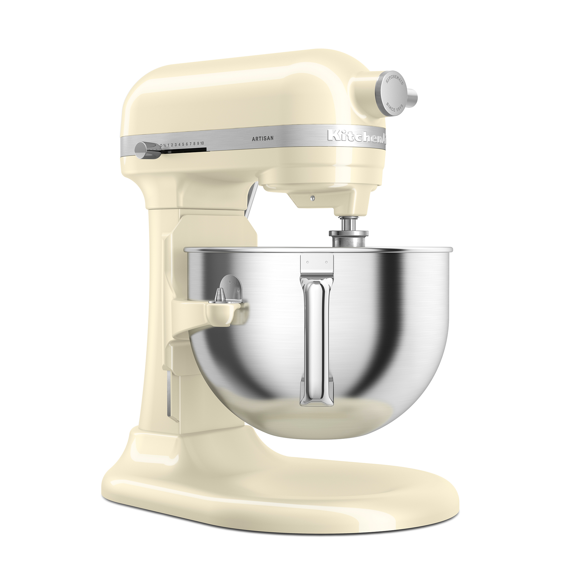 Kremowy mikser stojący KitchenAid Artisan z dużą misą ze stali nierdzewnej na białym tle.