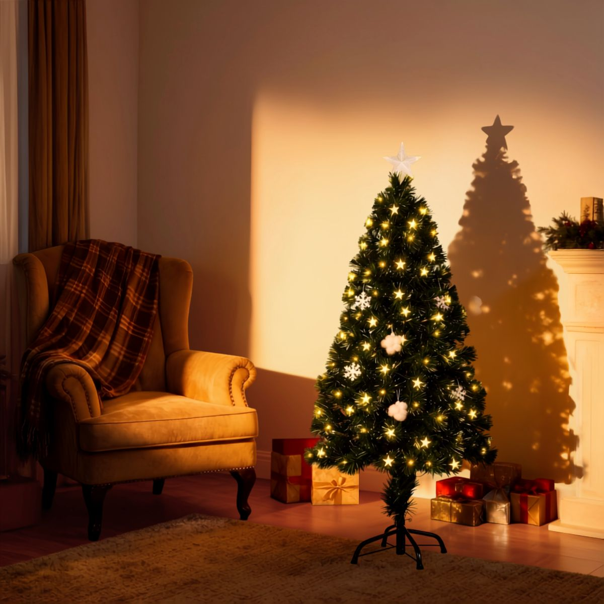 Un sapin de Noël illuminé se dresse dans un salon chaleureux à côté d'un fauteuil et de cadeaux.