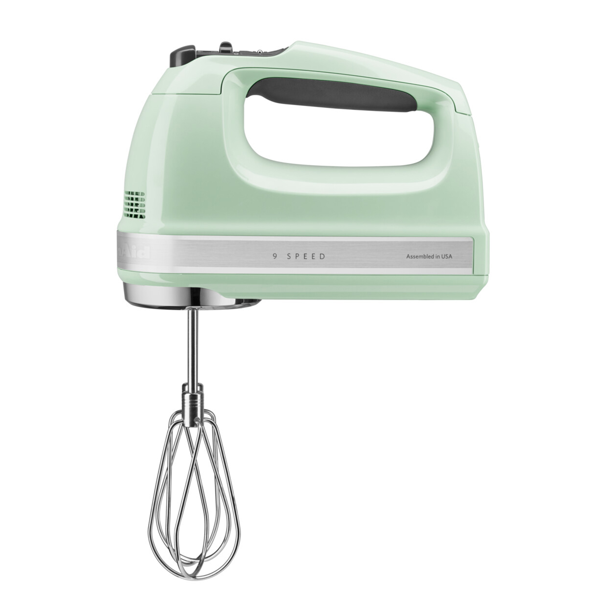 Ein hellgrüner Handmixer mit verchromten Rührbesen vor weißem Hintergrund.