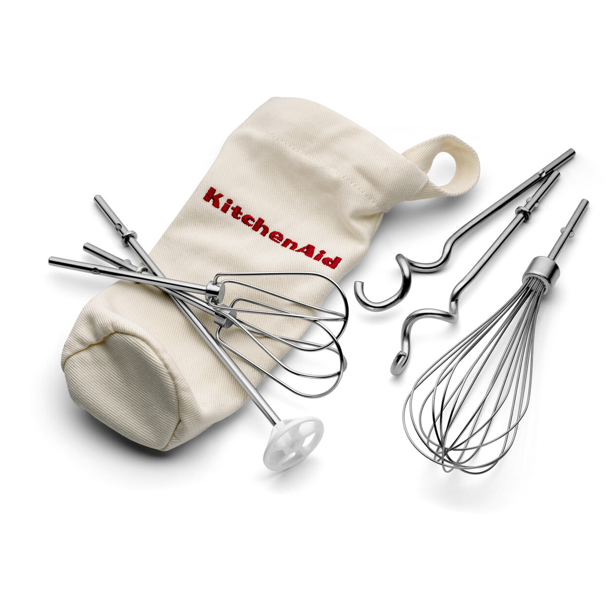 KitchenAid-Mixeraufsätze und ein Markensack auf weißem Hintergrund.