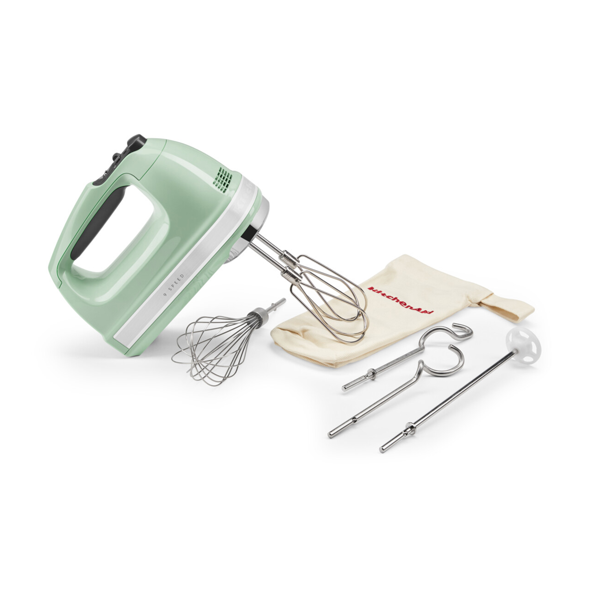 Ein mintgrüner Handmixer mit verschiedenen Rühraufsätzen, Drahtbesen und einem Stoffbeutel auf weißem Hintergrund.