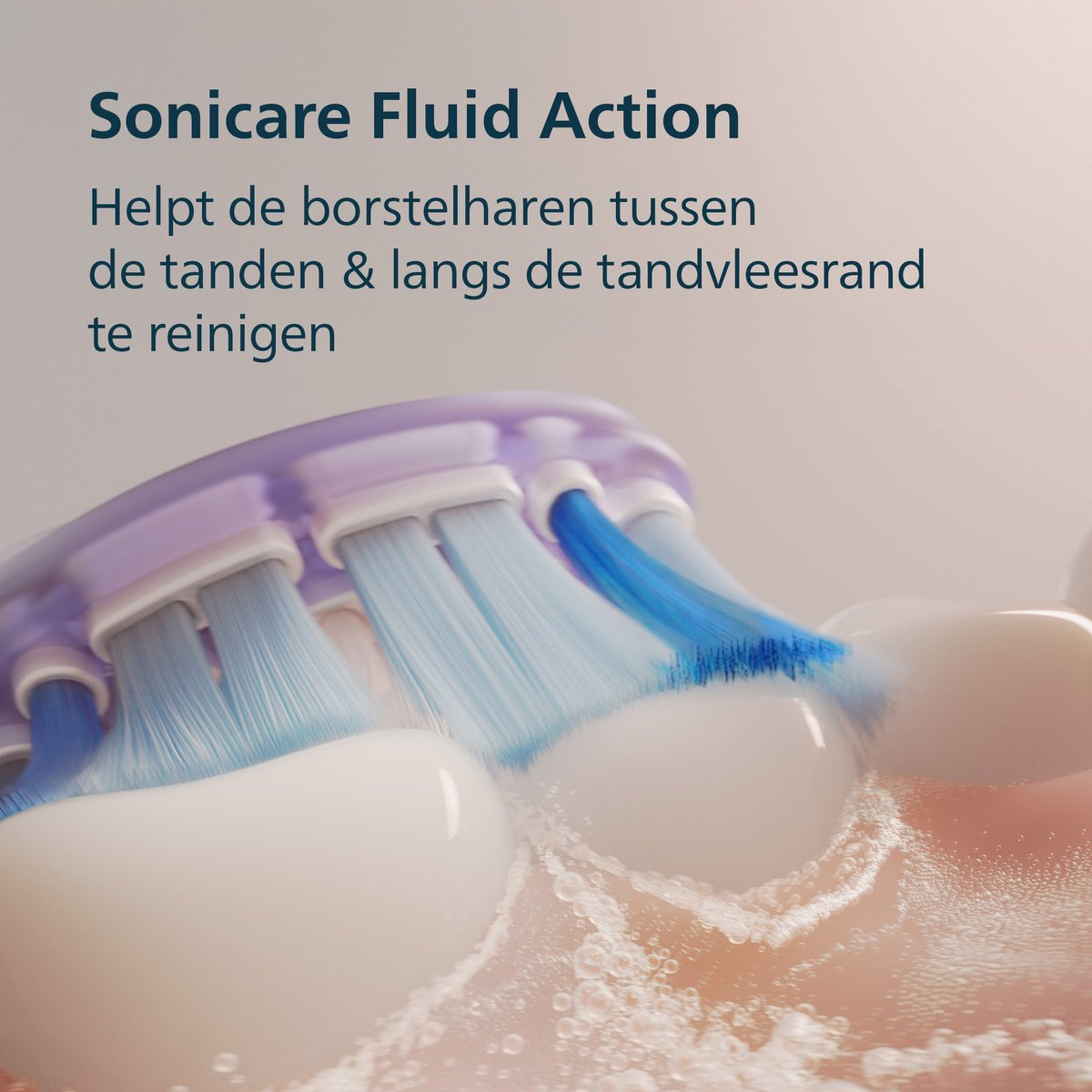 Une brosse à dents nettoie les dents et les gencives avec des poils bleus et de la mousse, avec du texte en néerlandais.