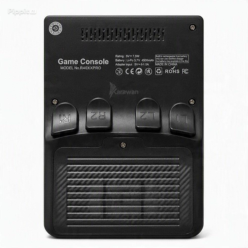 Parte trasera de una consola negra con botones L1, L2, R1 y R2, especificaciones técnicas y un compartimento texturizado.