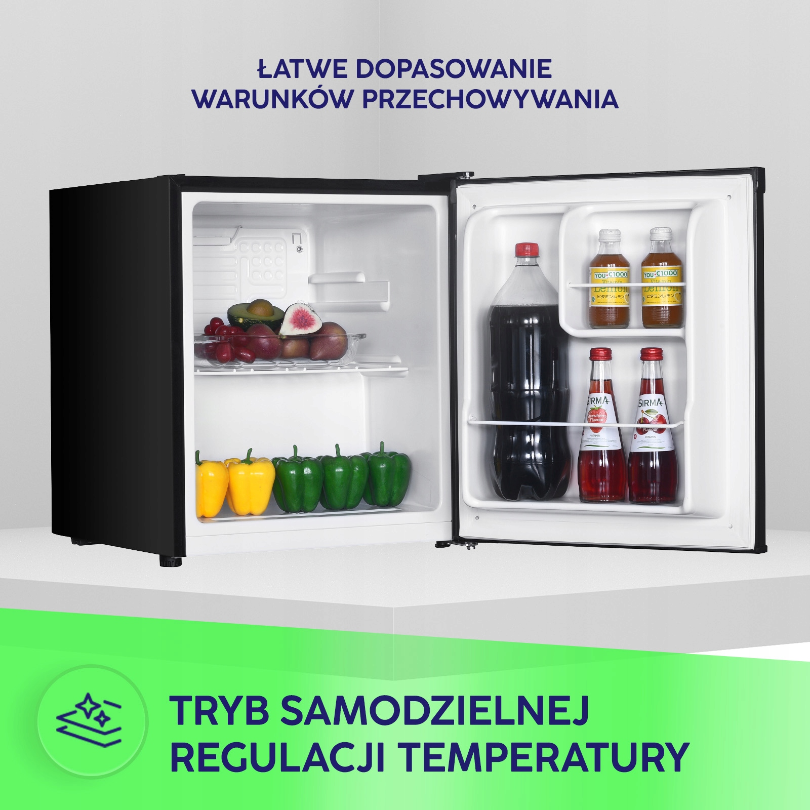 Otwarta czarna mała lodówka wypełniona owocami, warzywami i napojami.