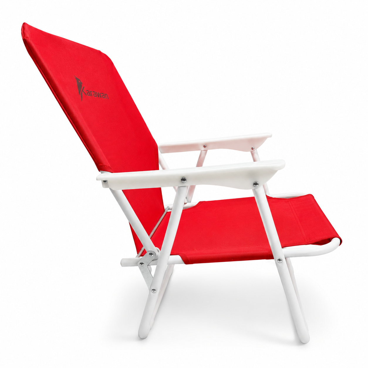 Una silla plegable roja con estructura metálica blanca y reposabrazos sobre fondo blanco.