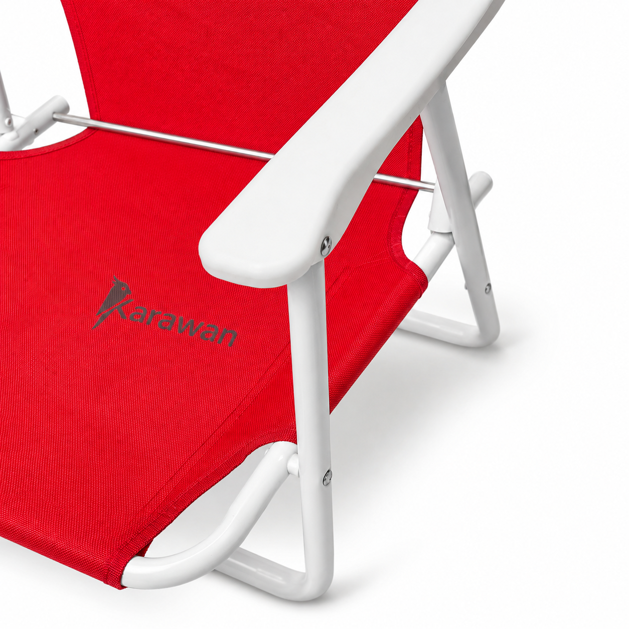 Una silla plegable roja con estructura y reposabrazos de metal blanco sobre fondo blanco.