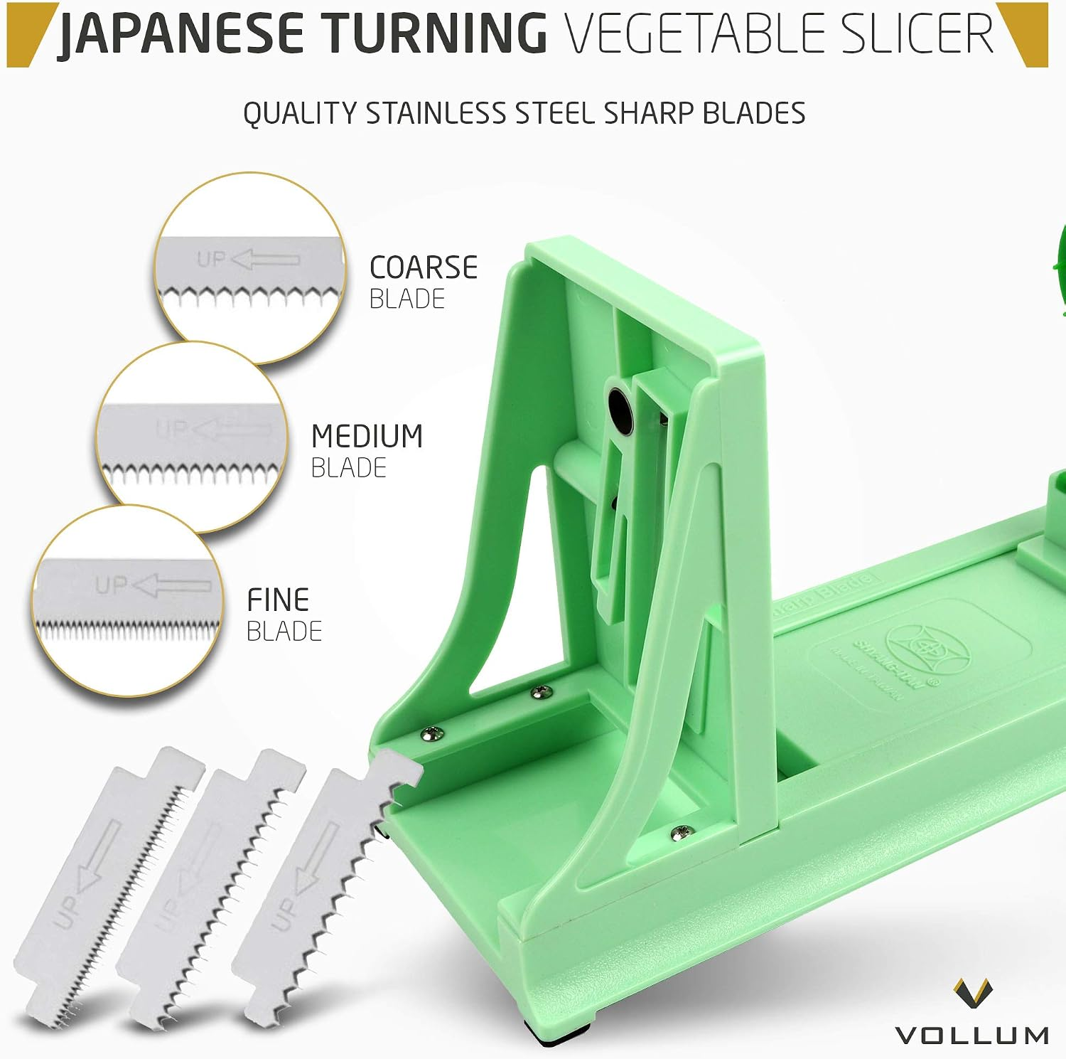Ein grüner japanischer Gemüseschneider mit drei auswechselbaren Edelstahlklingen: grob, mittel und fein.