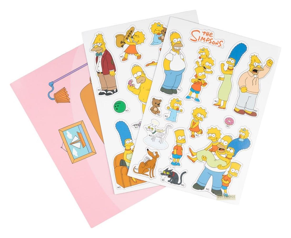 Verschiedene The Simpsons Stickerbögen und ein rosafarbenes Hintergrundblatt.
