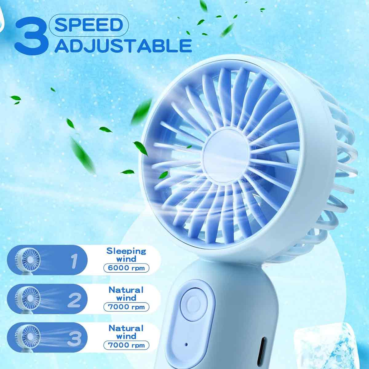 Kleiner blauer Handventilator mit drei Geschwindigkeitsstufen vor einem eisblauen Hintergrund.