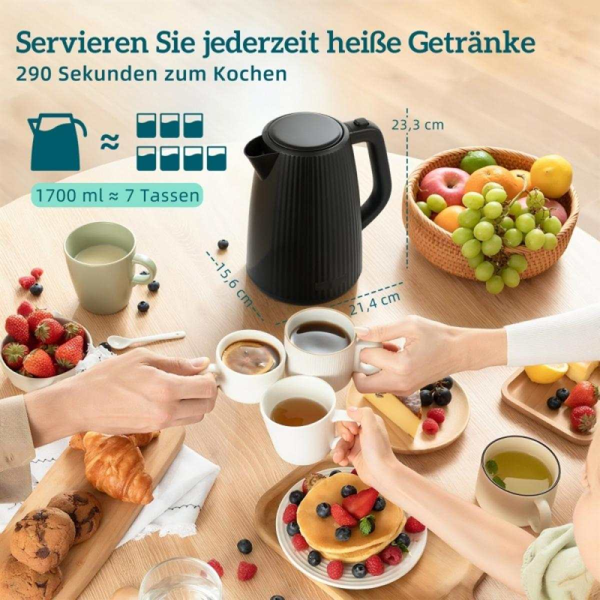 Ein schwarzer Wasserkocher auf einem Tisch mit Lebensmitteln, Tassen und Händen, die Kaffee einschenken.