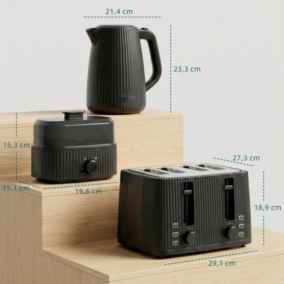 Drei schwarze Küchengeräte mit Maßangaben auf Holzstufen.