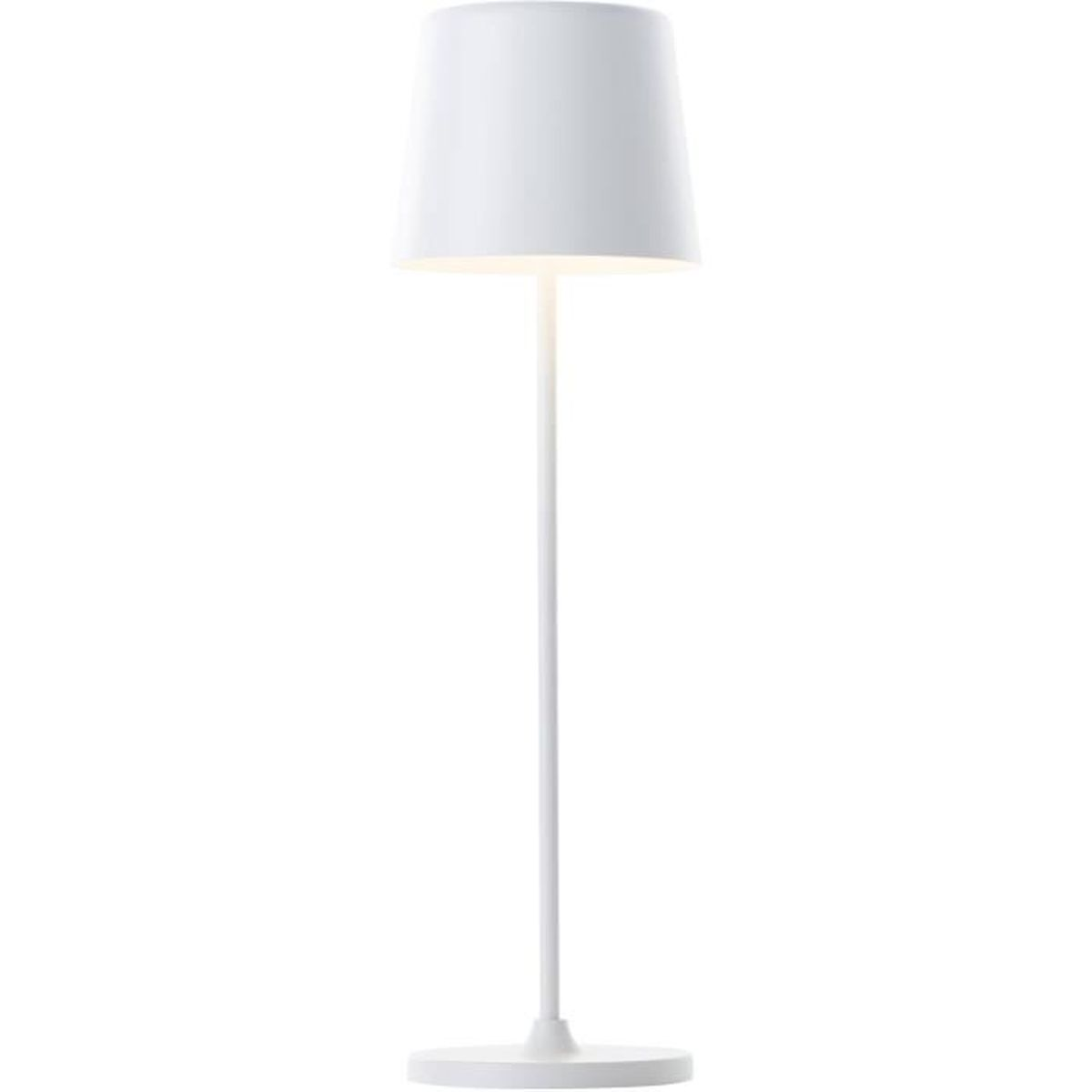 Eine schlichte, weiße Stehlampe mit einem konischen Schirm auf einem dünnen Stab vor weißem Hintergrund.