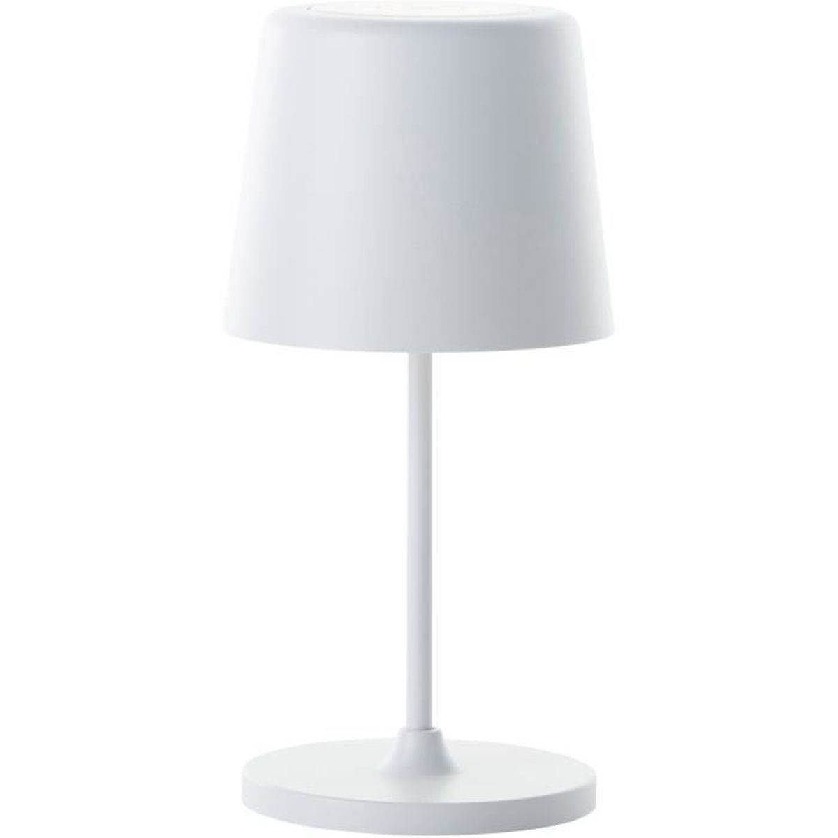 Eine schlichte weiße Tischlampe mit zylindrischem Schirm, schlankem Stiel und rundem Fuß vor weißem Hintergrund.
