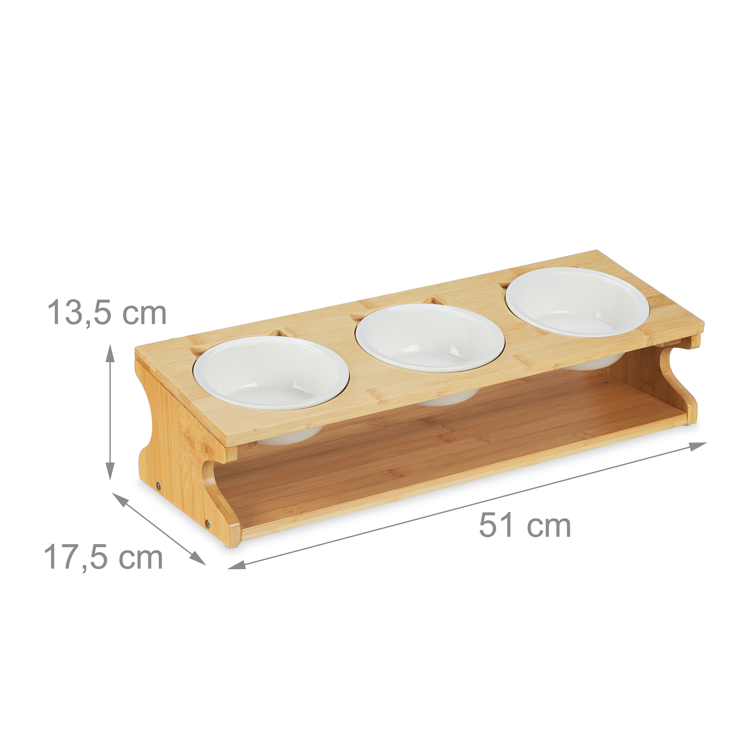 Ein Fressnapfständer aus Bambus mit drei weißen Keramiknäpfen und den Maßen 13,5 cm Höhe und 51 cm Breite.