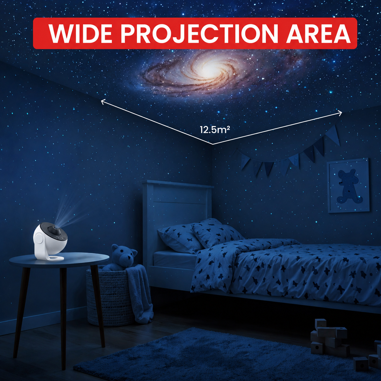 Ein Galaxie-Projektor auf einem Tisch projiziert einen Sternenhimmel und eine Galaxie an die Zimmerdecke.