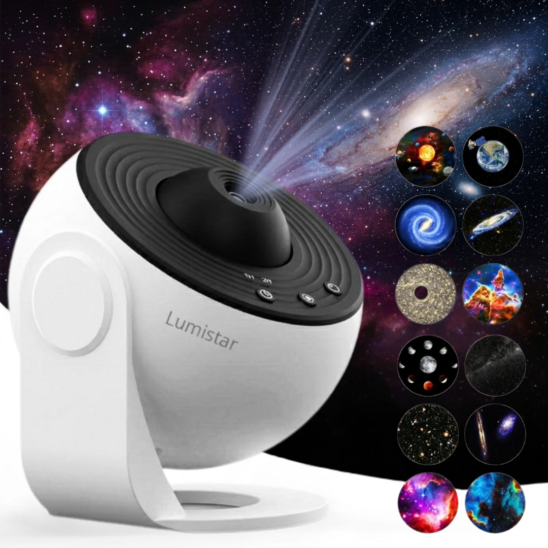 Ein weißer Lumistar Galaxie-Projektor mit schwarzer Texturoberfläche vor einem Weltraum-Hintergrund mit Dias.
