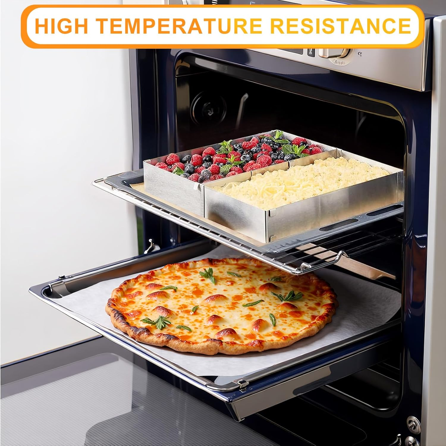 Ein Ofen mit Pizza auf dem unteren Rost und Blechen mit Beeren und Streuselkuchen oben.