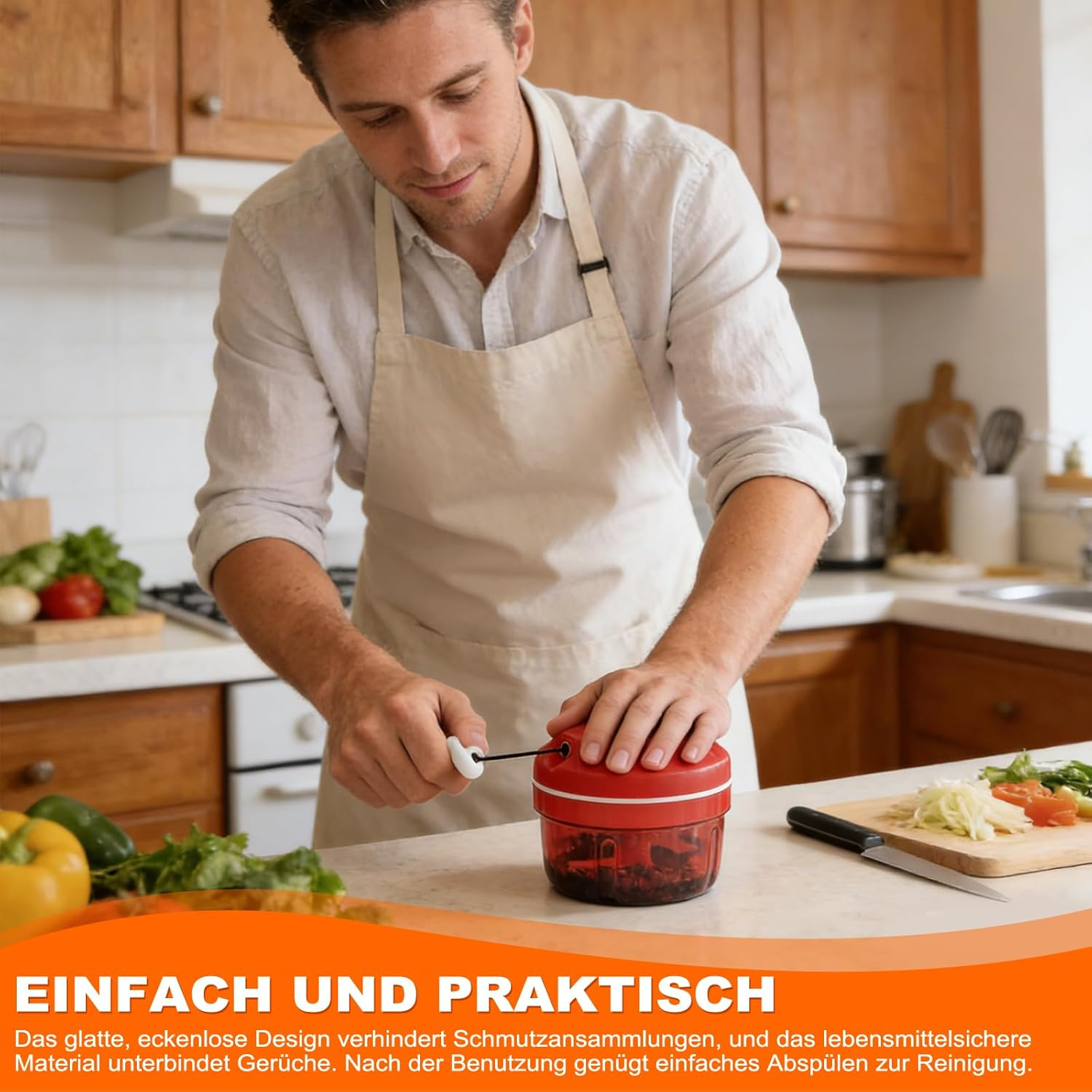 Mann mit Schürze bedient roten Gemüseschneider in einer Holzküche.