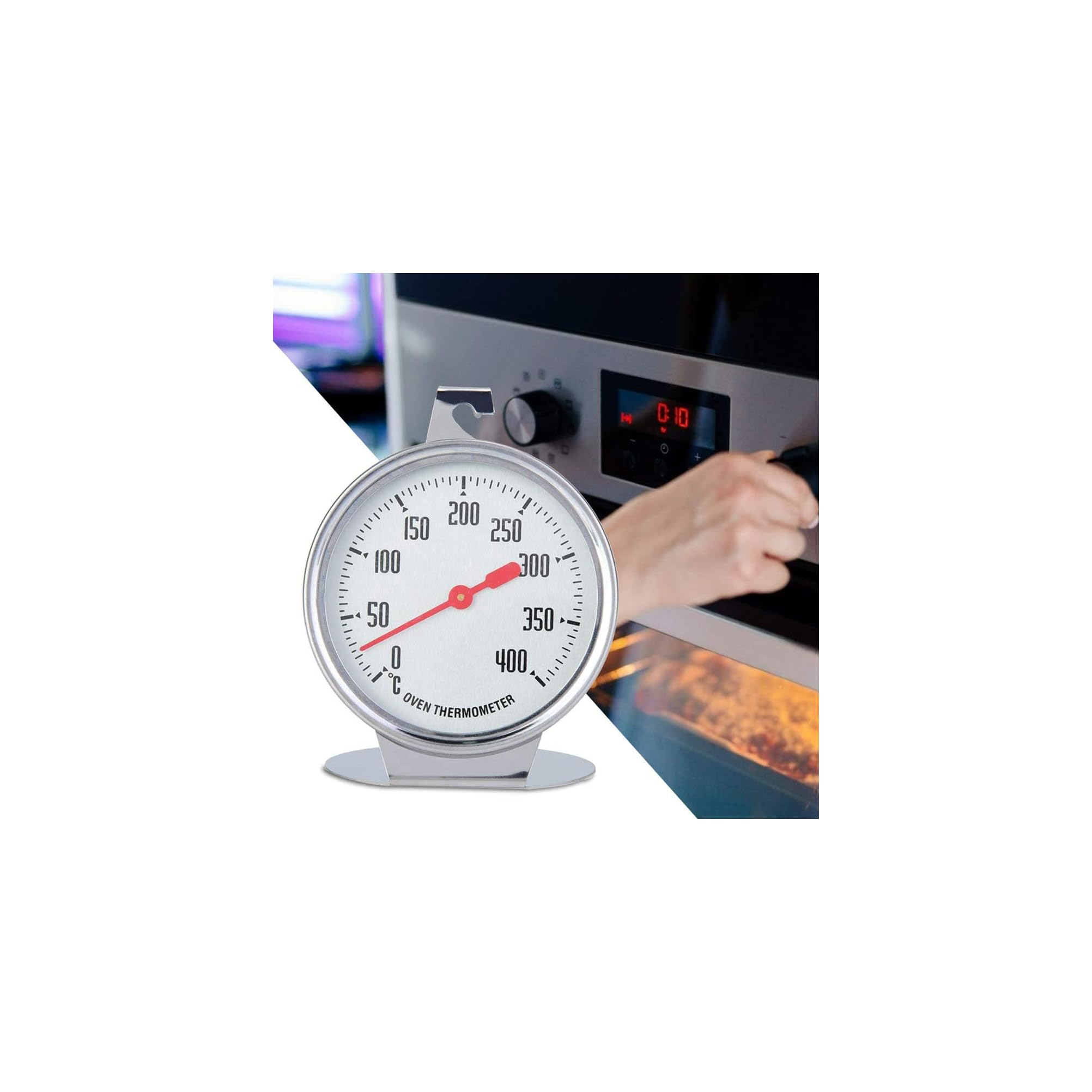 Ein silberner Ofenthermometer im Vordergrund, während im Hintergrund eine Hand den Ofen bedient.