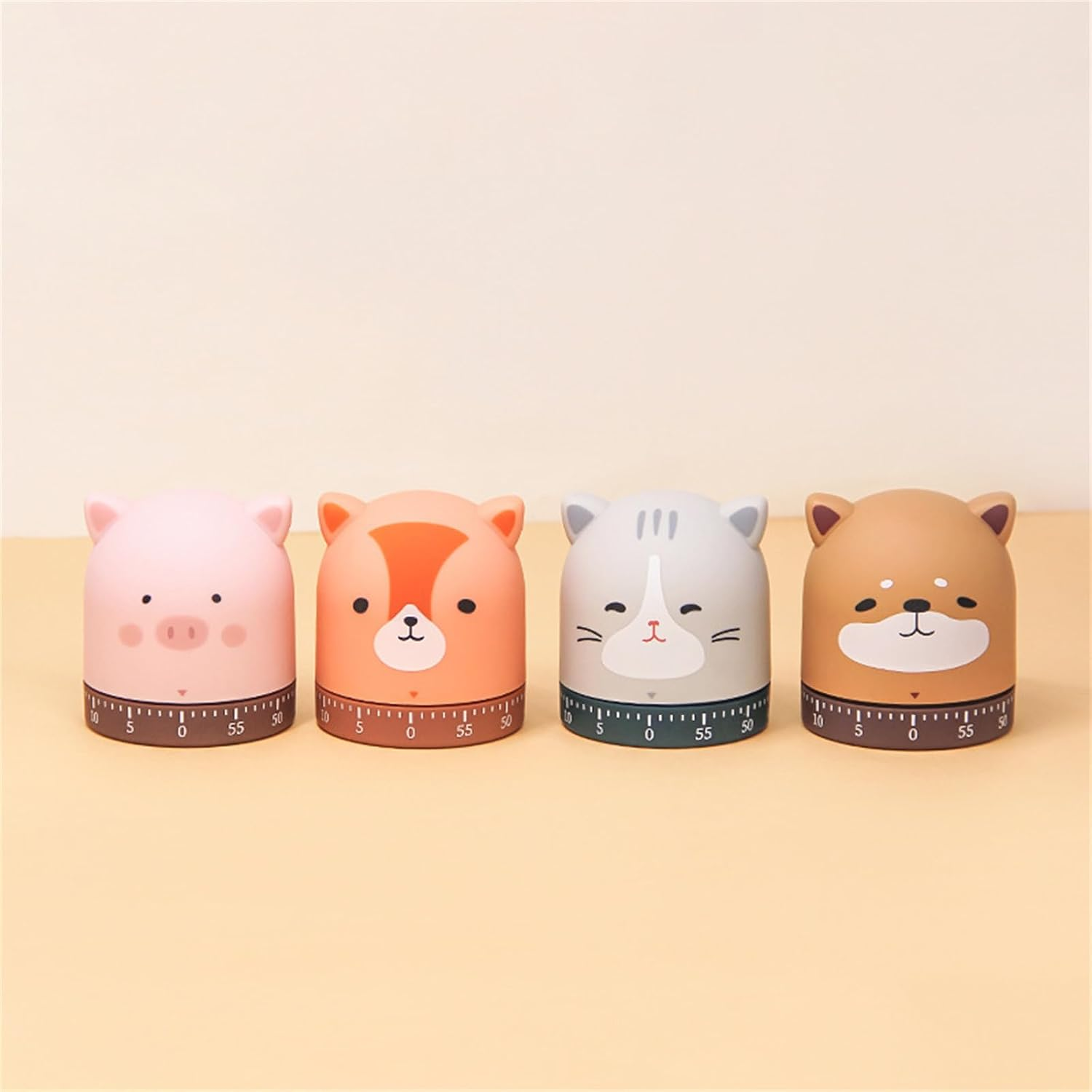 Vier süße Küchentimer in Tierform (Schwein, Fuchs, Katze, Hund) stehen in einer Reihe auf einer hellen Unterlage.